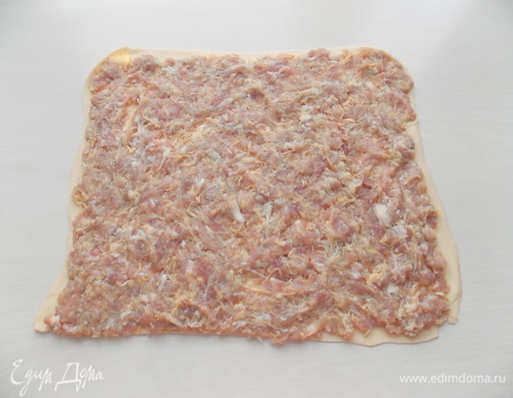 Раскатываем тесто в тонкий пласт и распределяем фарш по всей поверхности теста.