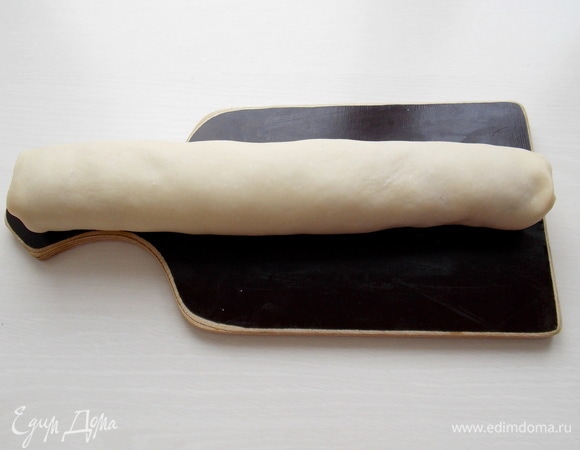 Сворачиваем в плотный рулет.