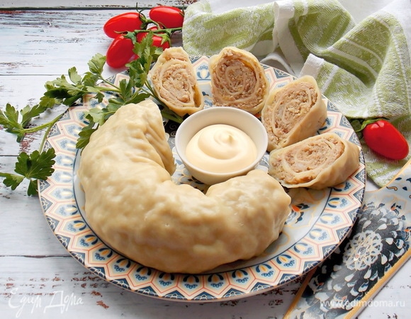 Достаем, нарезаем и сразу подаем. Можно с маслом, сметаной, зеленью или майонезом. С чем обычно любите пельмени, с тем и подавайте.