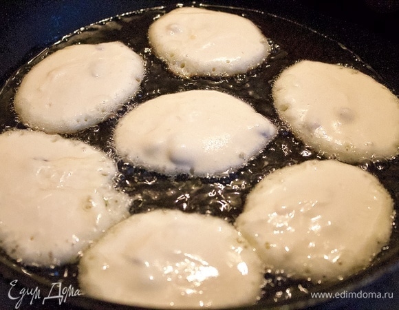 Обжарьте на сковороде на растительном масле без запаха.