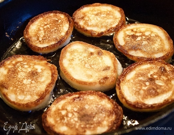 Когда перевернете оладушки, накройте сковороду крышкой на 1 минутку.