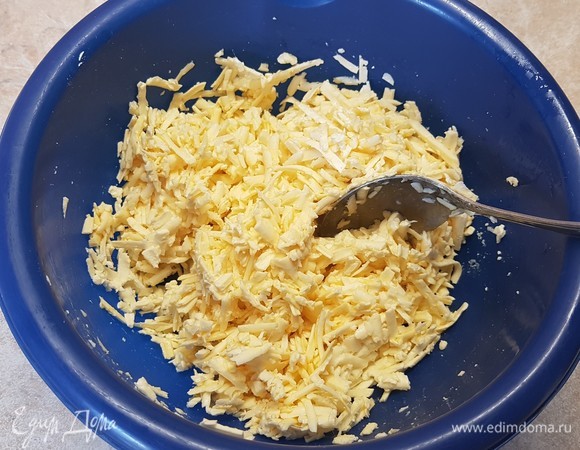 Брынзу натереть на крупной терке. Разбить в нее яйцо и все хорошо перемешать.