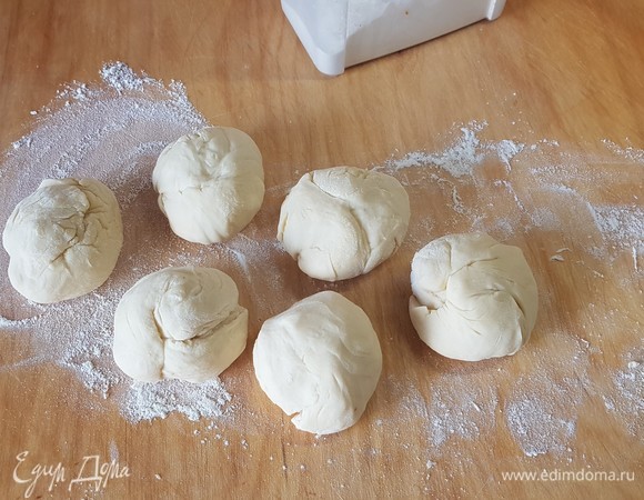 Тесто разделить на 6 частей. Каждую скатать в шарик.