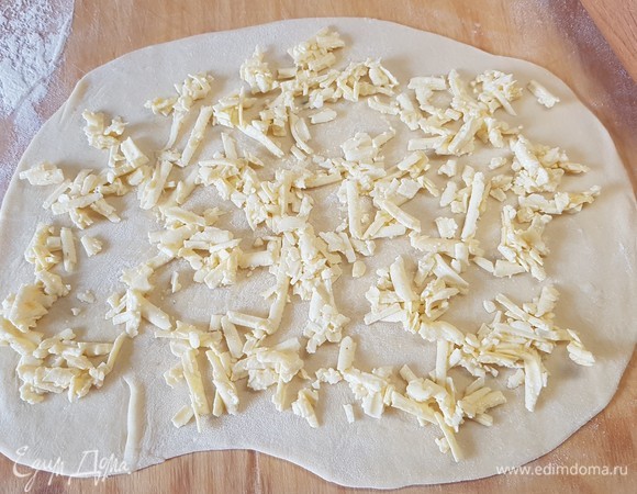 Взять один шарик, раскатать его тонко в овал. Разложить по всему овалу начинку.