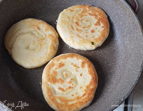 Жарить на хорошо раскаленной сковороде с небольшим количеством масла до румяной корочки.