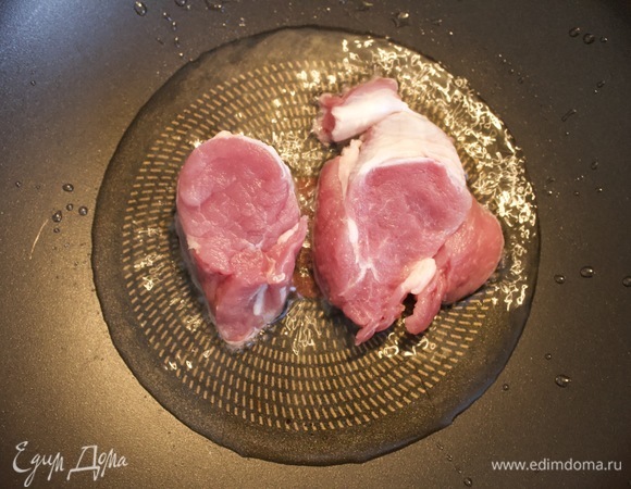 Начнем с подготовки продуктов. Для приготовления блюда понадобится казан или глубокая сковорода. Все продукты тщательно моем и чистим. На растительном масле без запаха обжариваем (не до готовности) два кусочка свинины (размером около 5–7 см) до появления золотистой корочки.