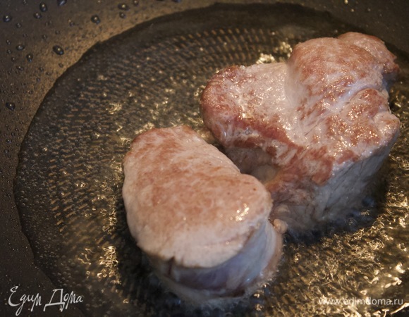 Мясо убираем из сковороды, оно понадобится нам позднее.