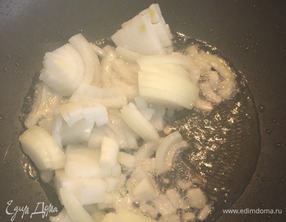 В масле после мяса обжариваем лук, нарезанный полукольцами.