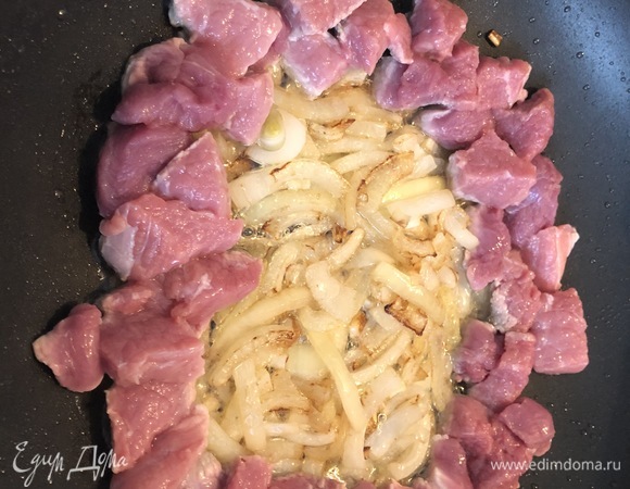 По краю добавляем нарезанное оставшееся мясо (нарезаем его кубиками размером 2–3 см). Обжариваем так минут 5 на небольшом огне.