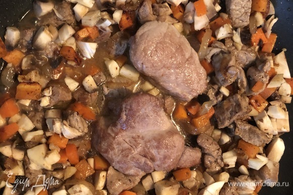 Вслед за грибами кладем в центр два обжаренных вначале кусочка мяса (солим и перчим их). Тушим под закрытой крышкой.