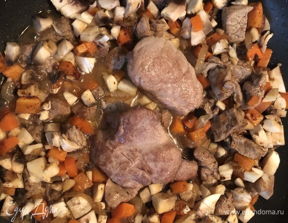 Вслед за грибами кладем в центр два обжаренных вначале кусочка мяса (солим и перчим их). Тушим под закрытой крышкой.