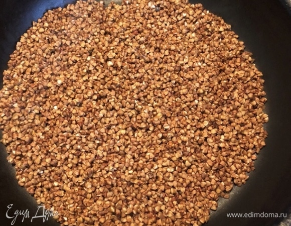 Пока мясо и овощи тушатся, займемся гречкой. Промываем гречку и отправляем на сухую сковороду прокалиться. Так гречка быстрее приготовится и будет рассыпчатой.
