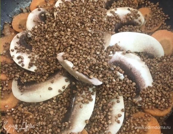 Поверх овощей засыпаем гречку, заливаем 1 л воды (ее нужно будет добавлять по мере готовки, до 300 мл). Солим и тушим под закрытой крышкой на слабом огне до 30 минут, не забывая проверять и доливать воду.