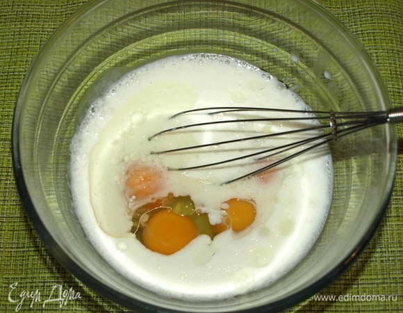 Соединить в миске куриные яйца, кефир, растительное масло. Все хорошо взбить.