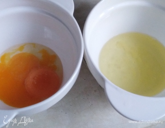 Белки отделить от желтков.