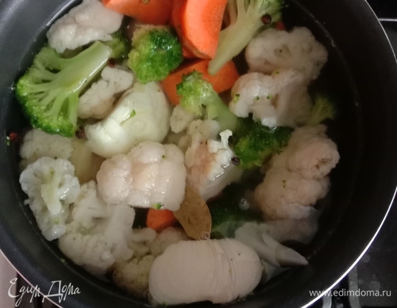 Сначала нам нужен овощной бульон. Его можно сделать заранее или поступить, как я. Предлагаю убить двух зайцев сразу и сэкономить время. Берем брокколи и цветную капусту и опускаем в кипящую подсоленную воду, где (уже по классике) есть морковь, лук, перец горошком и лавровый лист — их мы положили сразу. Брокколи и капуста варятся очень быстро, кипятить нужно не более 6 минут после того, как вода закипит.