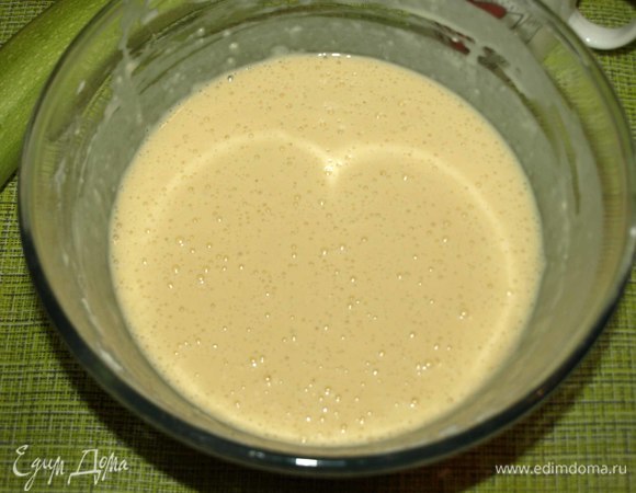 Просеянную муку соединить с сахаром, солью и разрыхлителем. Соединить муку и кефирно-яичную смесь. Хорошо взбить, чтобы в тесте не было комочков.