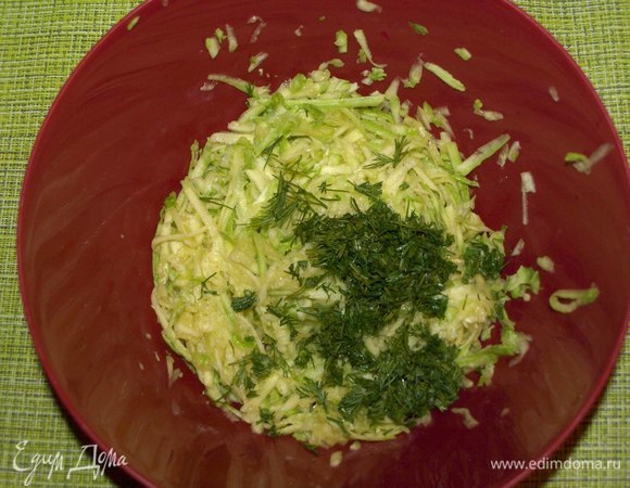 Кабачок очистить от плодоножки, если необходимо, то очистить от кожуры. В ингредиентах указан вес уже подготовленного кабачка. Кабачок натереть на терке. Укроп мелко порубить.