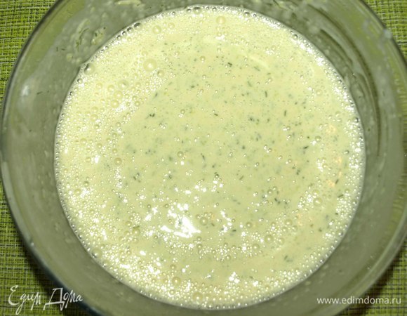 Соединяем овощи с мучной смесью. Тщательно взбиваем погружным блендером, чтобы кабачки практически растворились. Изначально можно кабачки натереть на мелкой терке до пюреобразного состояния, тогда достаточно взбить массу венчиком.