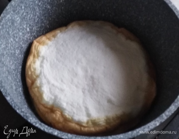 Накрыть крышкой и на тихом огне готовить примерно 5 минут. Готовность можно проверить пальцем, прикоснувшись к белку, след от которого не должен оставаться на руке. Выключить огонь и дать постоять омлету 1–1,5 минуты, чтобы он отошел от стенок посуды.