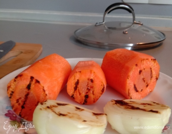 Степень поджарки овощей зависит от того, светлый или более темный бульон будет. Чем темнее овощи, тем бульон менее прозрачен. Важно! Морковь и лук поджариваем с одной стороны, угольки нам не нужны.