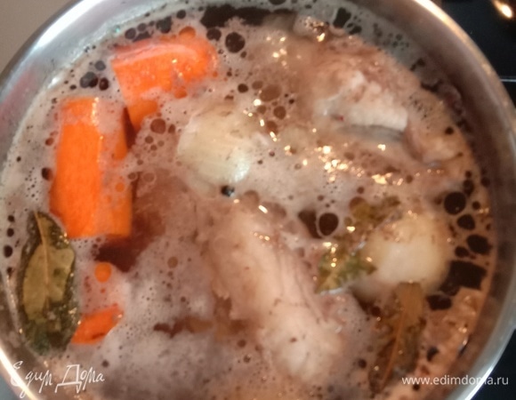 Далее овощи погружаем в кастрюлю к мясу. Добавляем перец горошком, лавровый лист, можно даже сразу посолить. Доводим до кипения и варим наше «счастье» примерно 1 час 10 минут. Минутой больше, меньше — не важно.