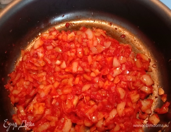 Начинаем делать пассеровку. Берем сковороду, добавляем нужное кол-во растительного масла, не оливкового (мы в России). Нарезаем лук и жарим до того момента, как он станет прозрачным. Добавим томатной пасты и на среднем огне мешаем ровно до того момента, как паста чуть потемнеет и появится запах чуть жженой карамели.