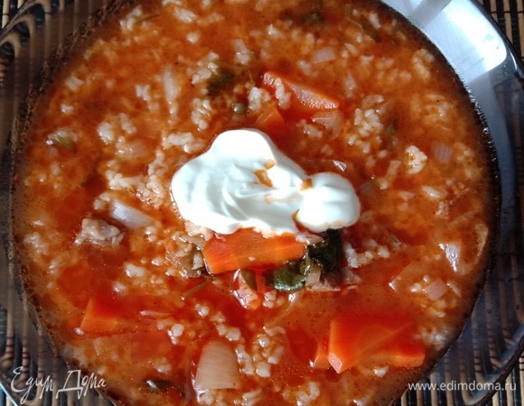 Вот и все. Суп готов! Дадим ему настояться минут 10 для разбухания риса. Выкладываем в тарелку, добавляем сметану. Приятного аппетита. 