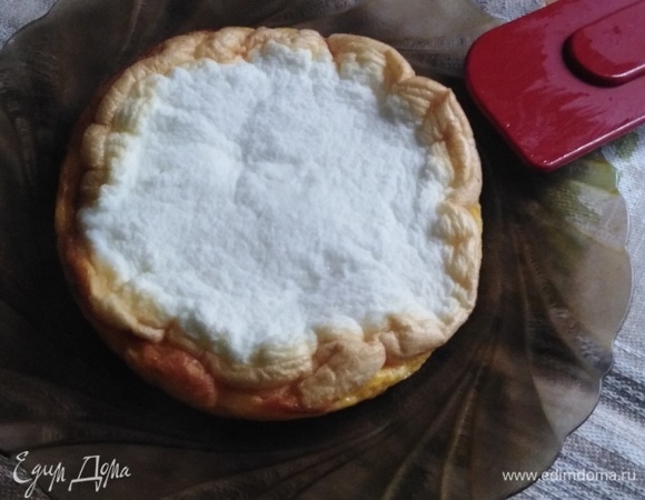 При помощи лопатки переложить омлет на тарелку.