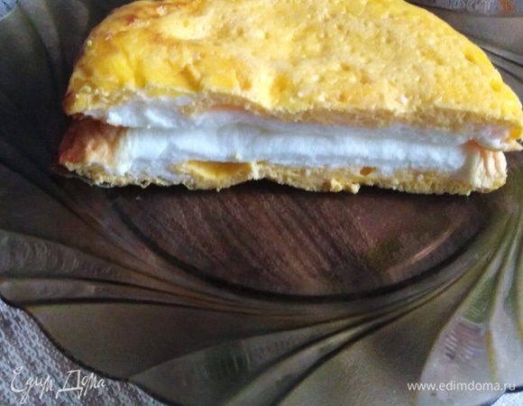 Разрезать посередине. Уложить половинки друг на друга, чтобы желтки оказались сверху и снизу.