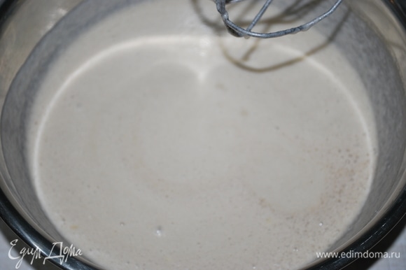 Масло со сметаной добавьте к яичной массе, все хорошо перемешайте и добавьте соду, гашеную кипятком.