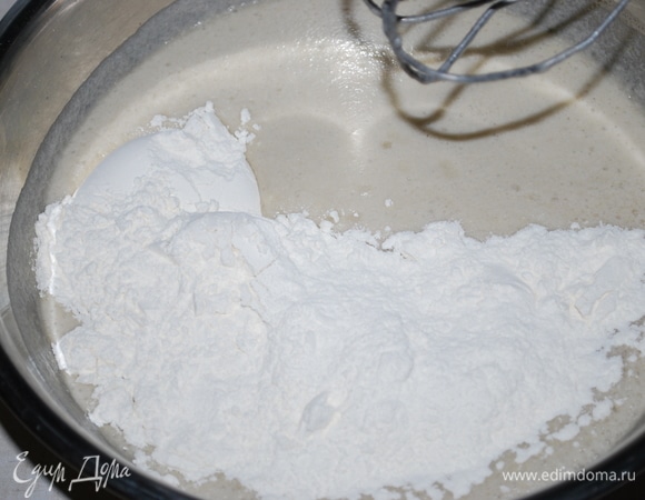 И в самом конце добавьте муку, смешанную с разрыхлителем, и соль. Тесто не должно быть густым.