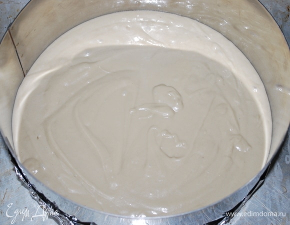 Вылейте тесто в форму (я выпекала в кольце 26 см, форму снизу обернула фольгой). Выпекала при температуре 170°C примерно 40–45 минут.