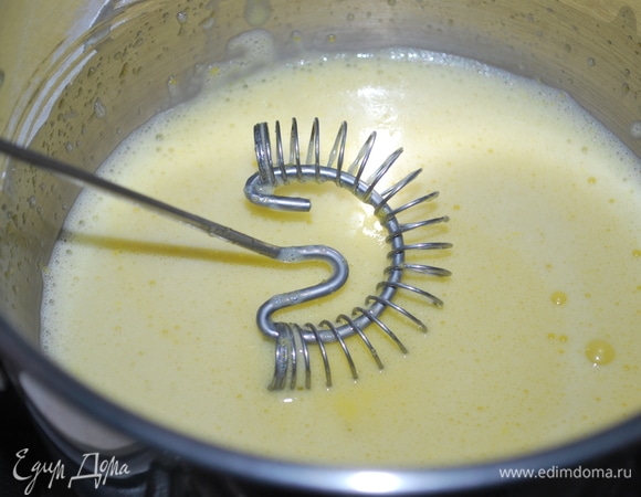 Желтки, молоко (50 мл), сахар и кукурузный крахмал перемешайте венчиком.