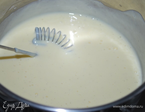На слабом огне, постоянно помешивая, варите крем до загустения. Примерно через 8–10 минут крем начнет густеть. Как крем загустеет, уберите его с огня (важно не переварить крем).
