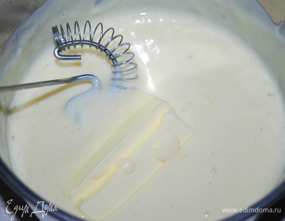 Добавьте сливочное масло и сгущенное молоко, перемешайте.