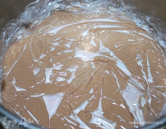 Закройте крем пищевой пленкой в контакт и уберите в холодное место, чтобы крем остыл.