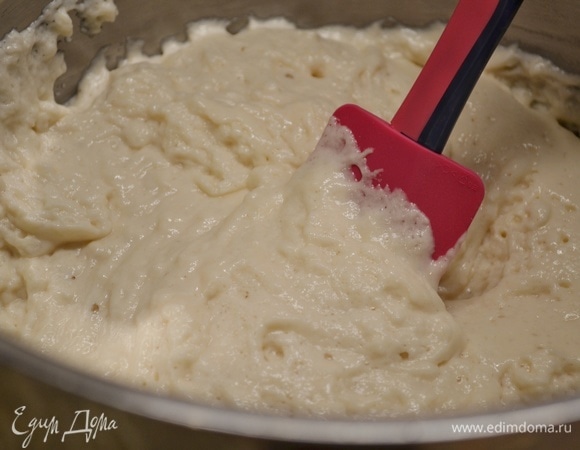 В 300 г теплого молока добавить сахар и дрожжи, перемешать. Добавить 150 г муки. Дать подняться в теплом месте.