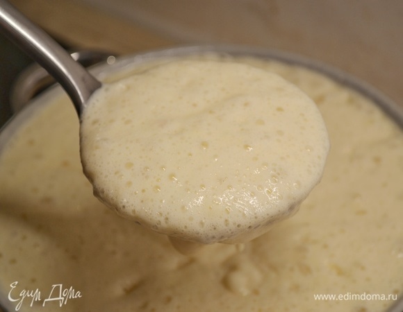 Добавить молоко, яйца, соль, оставшуюся муку, тщательно перемешать, добавить растопленное сливочное масло. Перемешать, убрать в теплое место до подъема. Тесто будет иметь консистенцию пены. Перемешивать его не нужно. Емкость под тесто лучше взять побольше, так как объем увеличится почти в три раза.