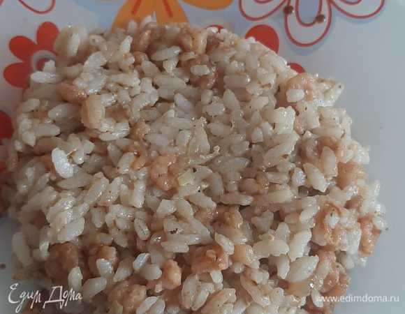 Варим рис, на сковороде обжариваем креветки и лук до готовности. Добавляем сюда уже готовый рис. Тушим минут 5. Добавляем 3 ст. л. соевого соуса. 