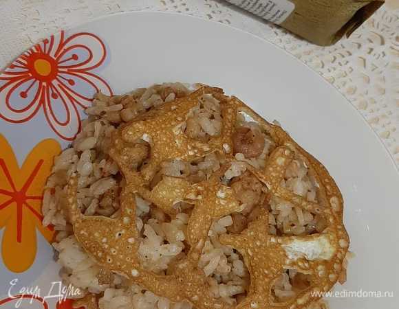 2 яйца взбиваю с солью и на разогретой сковороде хаотично рисую смесью, выпекаю 3 блинчика-паутинки. Кладу паутинку на блюдо. Готово! 