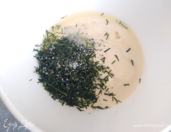 Приготовить заправку. Для этого нужно соединить ряженку, соль, лимонный сок и укроп.