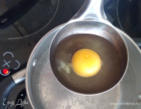 В кастрюльке вскипятить воду с 1 ч. л. уксуса (9 %). Солить воду не нужно. Аккуратно разбить яйцо в миску или половник.