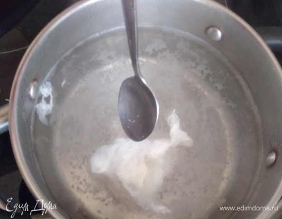Когда вода начнет закипать, сделать воронку ложкой и аккуратно вылить яйцо в воду. Огонь средний, варить 1,5 минуты. Достать шумовкой, обрезать лишний белок.