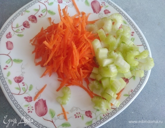 Морковь натереть на крупной терке. Сельдерей нарезать.