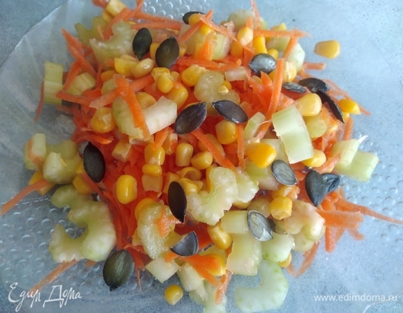 Соединить сельдерей, морковь, кукурузу. Все перемешать. Посыпать семечками.