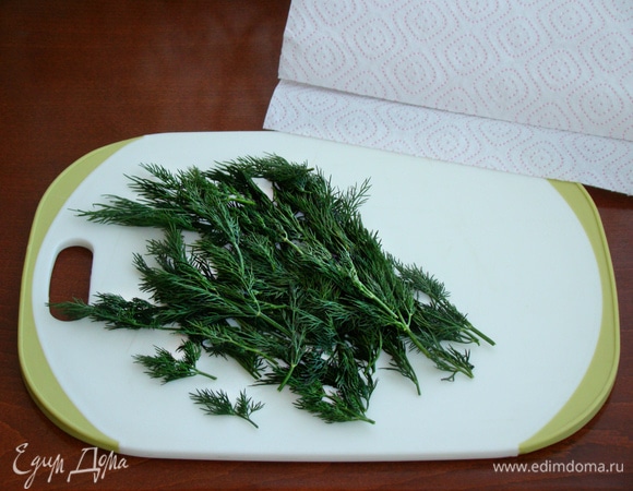 Зелень промыть и просушить бумажным полотенцем. Длинные стебли удалить.