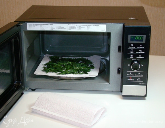 На двойной бумажный полотенец тонким слоем уложить зелень.