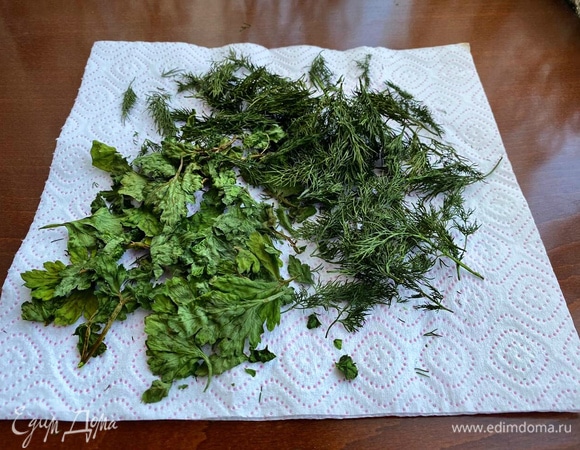 Готовую зелень измельчить. Вот таким образом можно быстро сделать заготовки зелени на зиму.