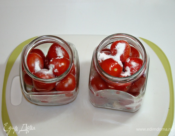 В каждую банку всыпать по чайной ложке соли и сахара.